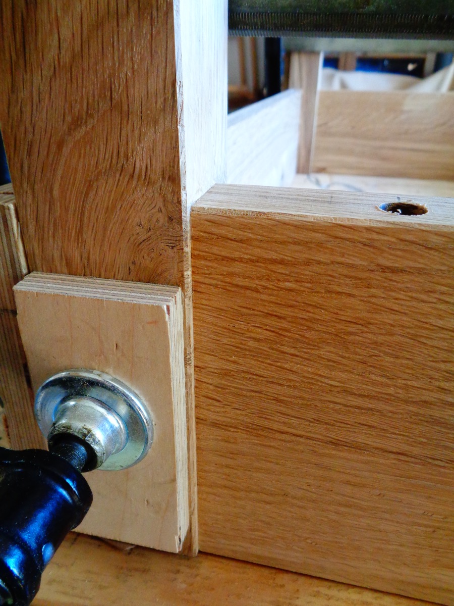 Holz Flick Werk Flühmann Massivholz Möbel Untergestell Verleimen Schlitz Zapfen Verbindungen von Zarge zu Bein Eiche aus dem Garten