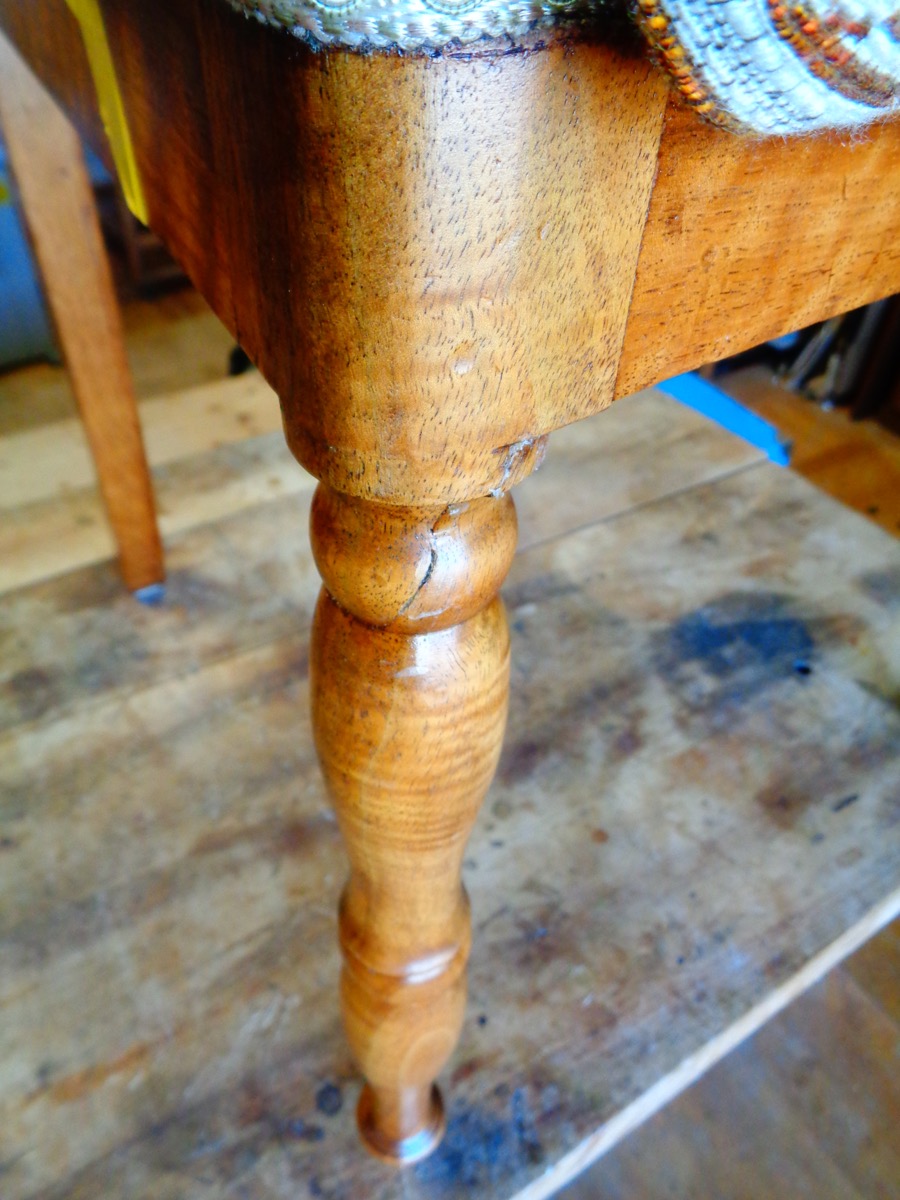 Holzflickwerk Flühmann, Spiez, Biedermeier Stuhl mit Polster, Bein, gebrochen, Bruch, Reparatur, Restauration, Warmleim