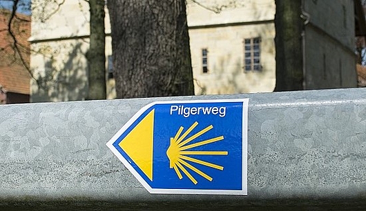 Wegemarkierung vom Jakobspilgerweg in den Baumbergen.