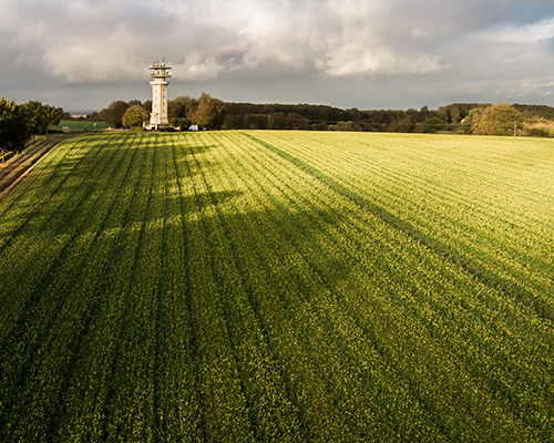 Longinusturm eingebettet in eine wunderschöne Parklandschaft in den Baumbergen