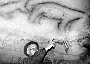 José Miguel de Barandiaran en la cueva de Ekain, Gipuzkoa.