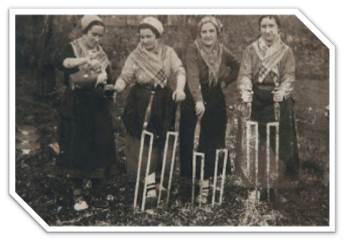 Mujeres vascas cultivando con sus laias.