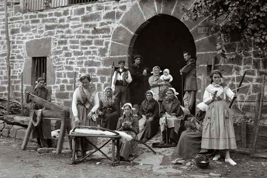 Mujeres vascas frente a su etxe mostrando el utillaje para trabajar el lino. Zeanuri (Bizkaia), 1931. Foto Felipe Manterola.