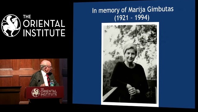 Noviembre del 2017. Histórico y emocionante momento en el que Lord Colin Renfrew, realiza una conferencia en homenaje a Marija Gimbutas tras décadas de criticar duramente sus teorías.