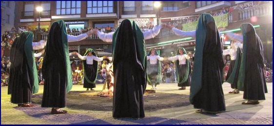San joan kantaita. Danza en corro de mujeres, que desde tiempo ancestral se realiza en el pueblo navarro de Urdiain en el solsticio de verano, con el propósito de ahuyentar a los malos espíritus de las cosechas.