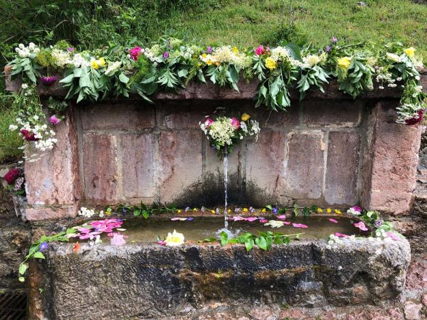 Fuente “enramada” por San Juan en Somiedo, Asturias.