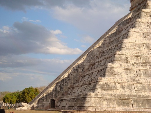 Templo maya de Kukulkan (Chichén Itzá, México). En los equinoccios, la luz solar dibuja la silueta del dragón Kukulkan descendiendo por las escalinatas del Templo, como se puede apreciar en la imagen.