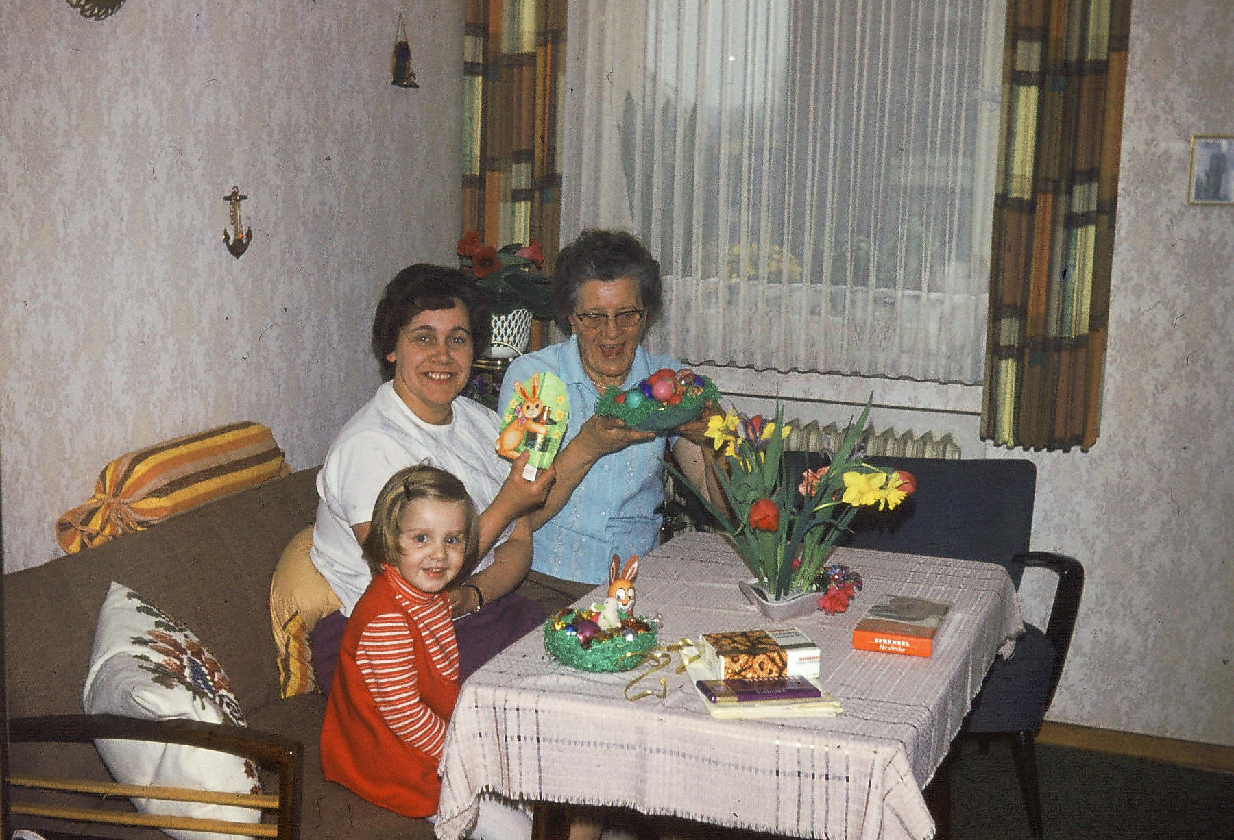 Frohe Ostern! In Omas Zimmer. Mit Tante Anita. Wir telefonieren heute noch regelmäßig, sie ist weit über 80 Jahre alt.