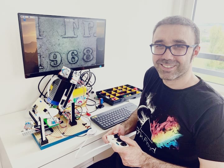 Dr. Yuksel Temiz vor seinem Lego-Mikroskop für geneigte 3-D-Aufnahmen © Photo: IBM Research