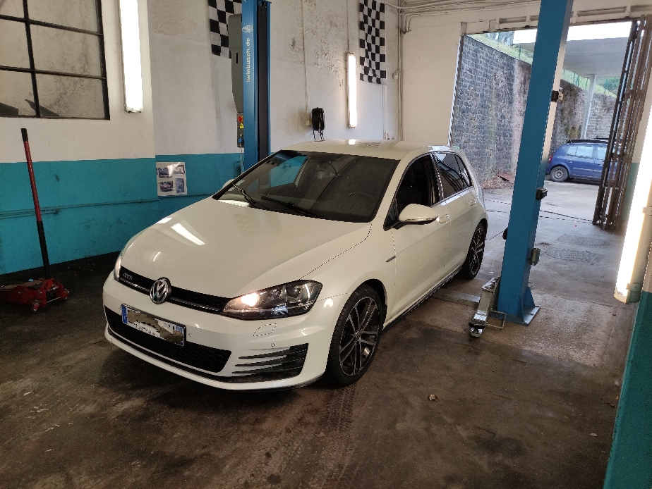 Entretien complet + 4 pneus + disques et plaquettes arrière + étrier sur VOLKSWAGEN GOLF VII