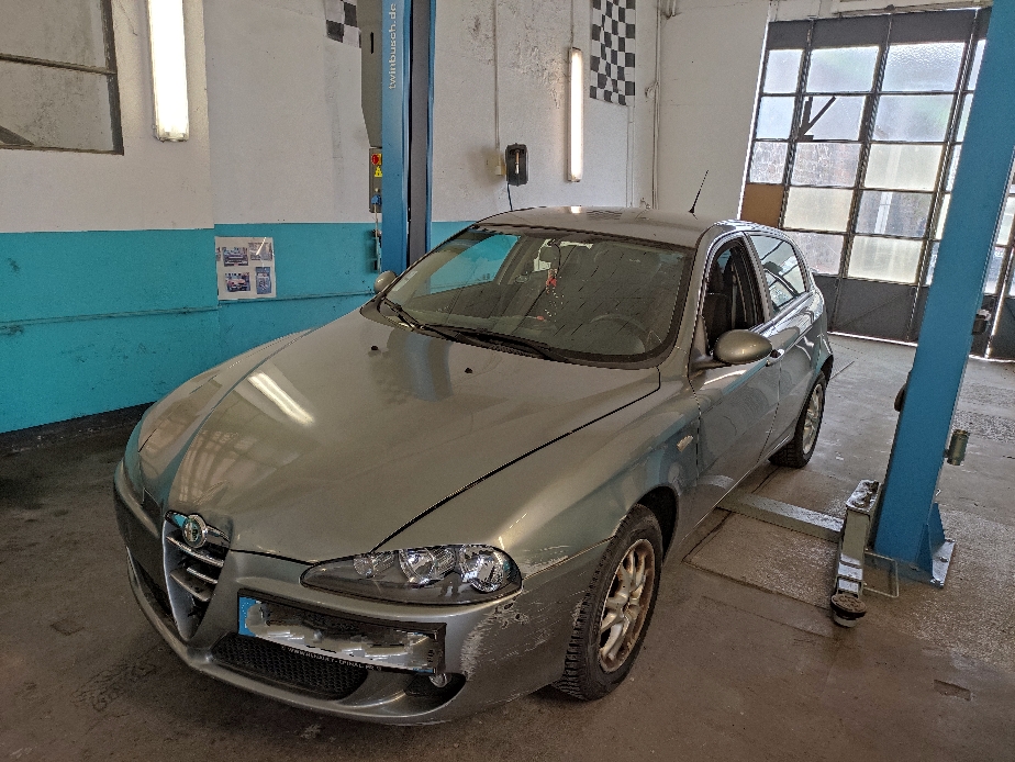 Entretien complet + remplacement phare AVG + câbles frein à main + 2pneus av + réparation du faisceau airbags + remplacement poignée porte AVG et silencieux arrière - ALFA ROMEO 147