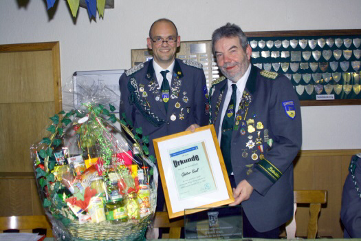 Foto: Der neue Präsident Lutz Mangels (links) ernennt Günter Kaul (rechts) zum Ehrenpräsidenten.