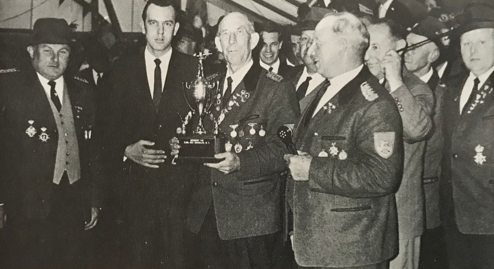 Foto: 1965: Erich Ney überreicht den von Karl Ney (USA) gestifteten Pokal an den Vorsitzenden Franz Plötzky. Rechts daneben Ehrenvorsitzender Claus Henning, links Martin Steffens.