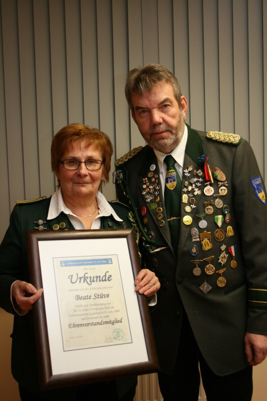 Foto: Beate Stüve (links) wurde für ihre langjährige Tätigkeit im Vorstand des Lamstedter Schützenvereins vom Präsidenten Günter Kaul (rechts) ausgezeichnet.