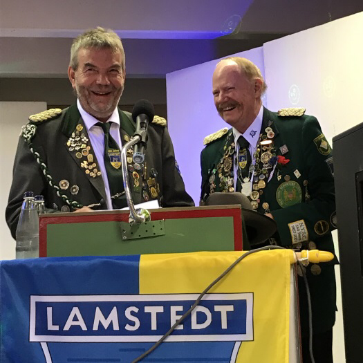Foto: Präsident Günter Kaul (links) überreicht Fred Hansen die goldene Ehrennadel des Schützenvereins für seinen 50. Besuch auf dem Lamstedter Schützenfest.
