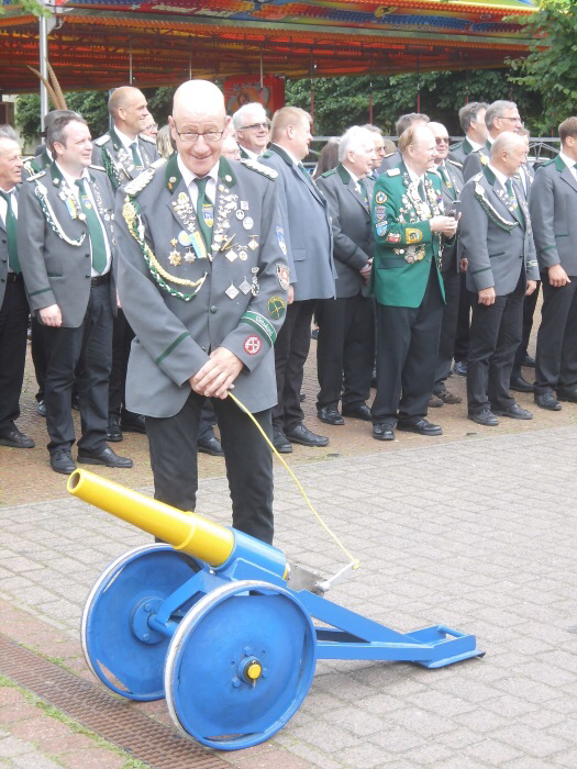 Foto: Kanonier Wesch mit der restaurierten historischen Vereinskanone.