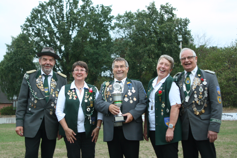 Das siegreiche Lamstedter Team mit dem Seniorenkaiserpaar Elke Tiedemann (2. von rechts) und Bruno Hensel. Foto: Schiefelbein