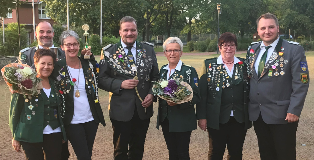 So freuen sich Sieger: Marianne Möller (von links), Markus Ehlers, Maren Petersen, Andreas Thiel, Ingrid Kaul, Gitta Meyer und Simon Brandt. Foto: Schiefelbein