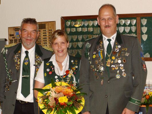 Foto: Präsident Günter Kaul mit dem amtierenden Herbstkönigspaar Vanessa Steffens und Dirk Wuttke (v.l.).