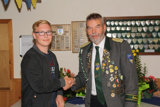 Foto: Präsident Günter Kaul (rechts) gratuliert Marvin Hinck (links) zum 1. Platz beim Jugendmedaillenschießen.