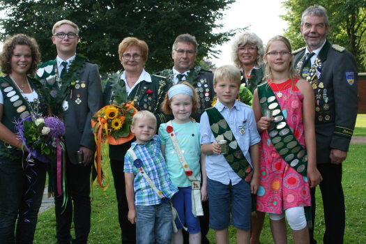 Foto: Präsident Günter Kaul (rechts) mit dem kompletten Königshaus: v.l. Jungschützenkönigin Antoni Kathen, Jungschützenkönig Marvin Hinck, Seniorenkönigin Beate Stüve, Seniorenkönig und Schützenkönig Johann Brandt, Schützenkönigin Elke Fischer, vorne: Prinz Linus Wehber, Prinzessin Tomke von Glahn, Kinderkönig Nico Zuleger, Kinderkönigin Mareike Schütt.