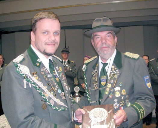 Foto: Börde-Schützenmeister Günter Kaul (rechts) mit dem Geehrten Andreas Thiel.