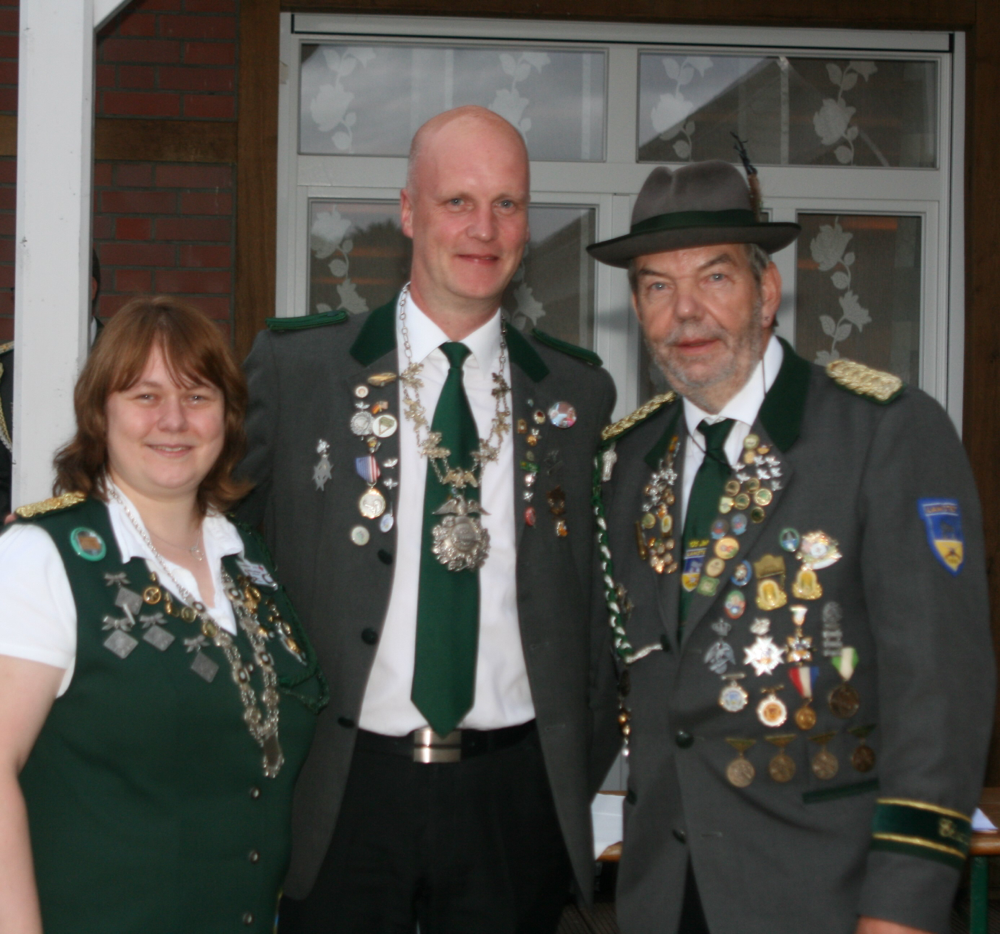 Unser König Jan Stelling und Karen Kohrs bilden das Börde-Kaiserpaar. Es gratulierte Bördeschützenmeister Günter Kaul (rechts).