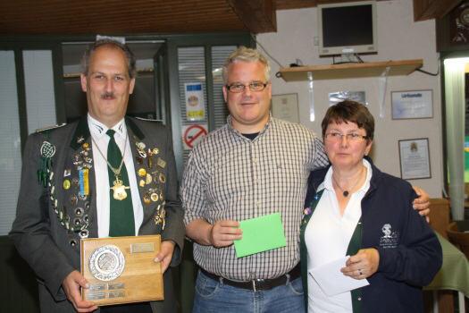 Foto: v.l.: Dirk Wuttke von der Kartenspielgemeinschaft "20 ab", Volker Thiel von der Soldatenkameradschaft Lamstedt, Annegret Brandt vom Stammtisch Herta.