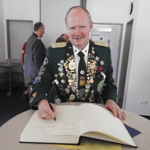 Die weiteste Anreise hatte der amtierende König der New York Schützencorps, Fred Hansen, der sich im Rahmen des Empfangs im Rathaus in das goldene Buch der Gemeinde Lamstedt eintrug.