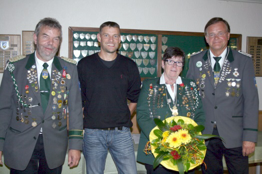 Foto: Präsident Günter Kaul (links) mit dem "König der Wilden" Stephan Klenner und dem Herbstkönigspaar Gittag Meyer und Manfred Tiedemann (rechts).