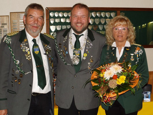 Foto: Präsident Günter Kaul mit den Jahresbesten Jürgen Tiedemann und Elke Fischer (v.l.).