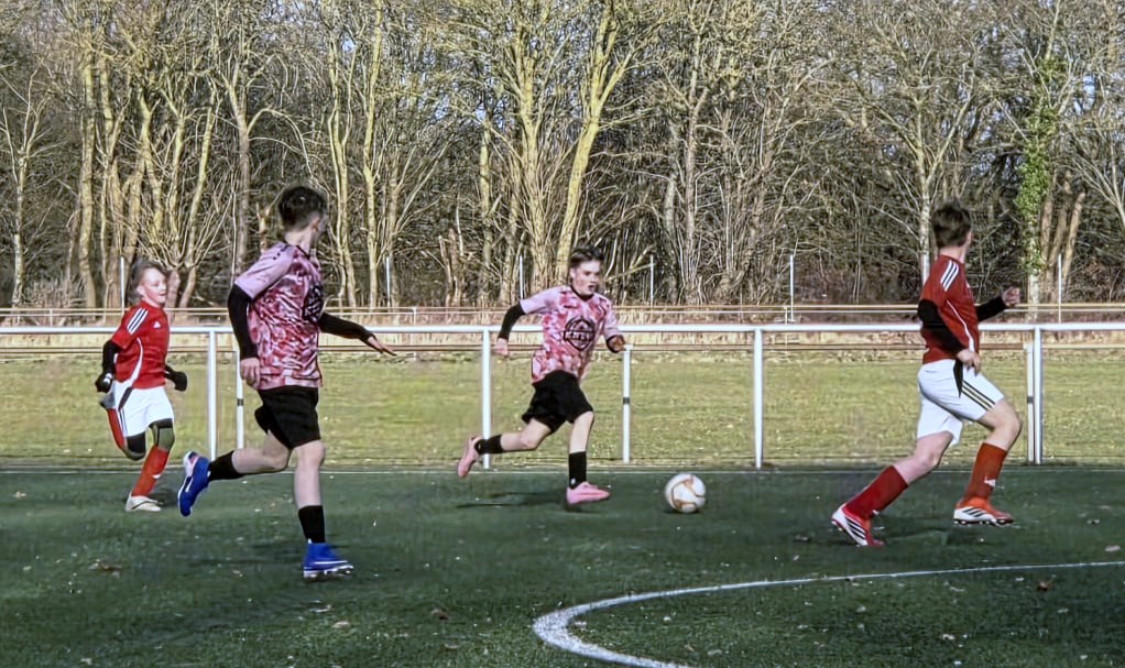 Lennox Sander (am Ball) und Jonte Glaser