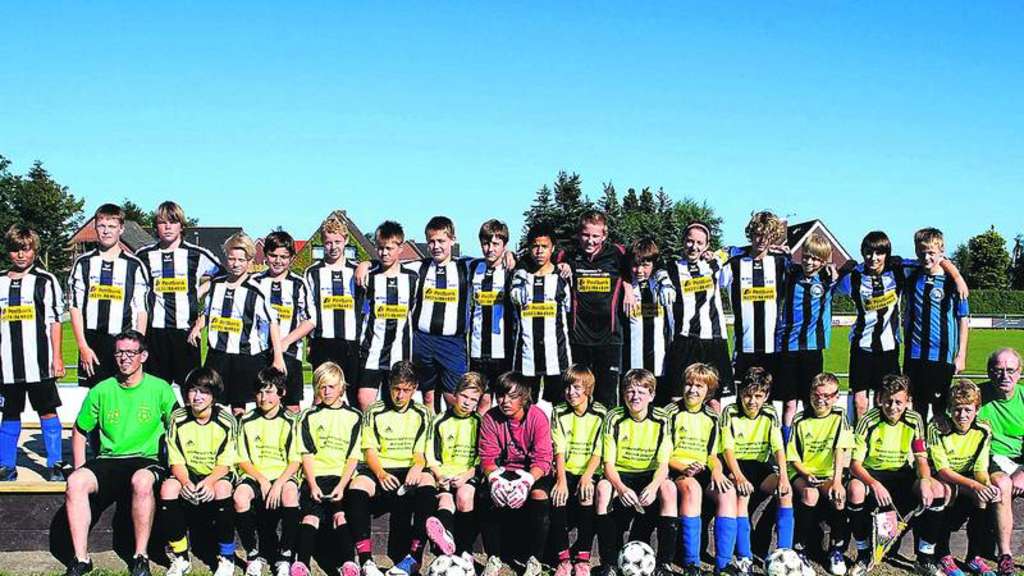 Stützpunktspieler aus dem Ilmkreis (Thüringen) bestehend aus E-, D- und C-Jugendspielern bereiteten sich in einem Fußballcamp auf Fehmarn für die neue Saison vor. Gegen die C-Junioren der JSG (hinten) gab es eine 1:5-Niederlage.