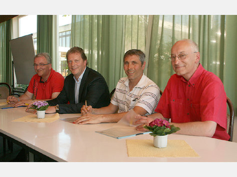 Ihre Unterschriften bedeuteten gestern Abend die Geburtsstunde der SG Insel Fehmarn (v.l.): Ralph Schwennen, Holger Micheel-Sprenger, Andreas Wiese und Reinhold Paul