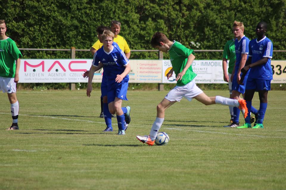 Die A-Junioren (hier mit Christoph Schnetzer im Schuss) verloren das letzte Saisonspiel gegen den TSV Lensahn deutlich mit 0:5. + Foto: Braesch