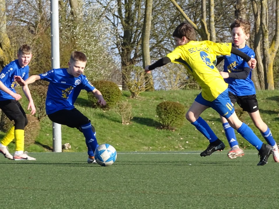 Keeper Mikka Schildt im Feld, Per Ole Unger am Ball und der fünffache Torschütze Peer Martin Specht
