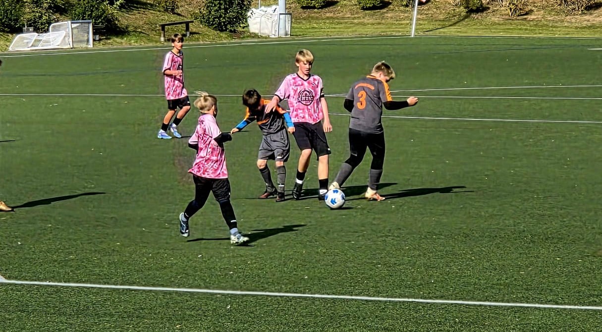 Max Rahlf am Ball. Hinten Aki Serck-Scheel, vorne Lennox Sander