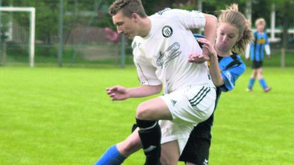 Joerle Schmahl im Zweikampf mit einem Spieler der SG Pansdorf/Ratekau. Die C I unterlag zu Hause im Spitzenspiel mit 1:5. ·© Foto: Normen Noffke