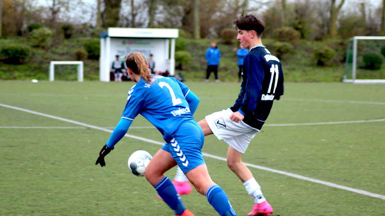 Abdulkedi Bashuev (r.) siegte mit den C-Junioren beim FC Torpedo Neumünster mit 5:3. © Lars Braesch