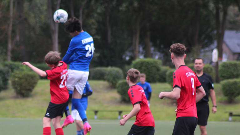 Abdulkedi Bashuev (blaues Trikot) gewinnt das Kopfballduell vor Jannes Bern. Die C-Junioren der SG JSG Fehmarn/SV Großenbrode verloren ihr Heimspiel in der Landesliga gegen den SC Rönnau mit 0:3. © Lars Braesch