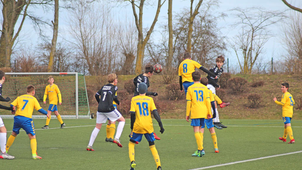 Nach einer Ecke köpft Malik Lux im Testspiel der C-Junioren auf das Tor von Eintracht Groß Grönau. Der Testkick geht am Ende mit 6:1 an die SG JSG Fehmarn/SV Großenbrode. © Lars Braesch