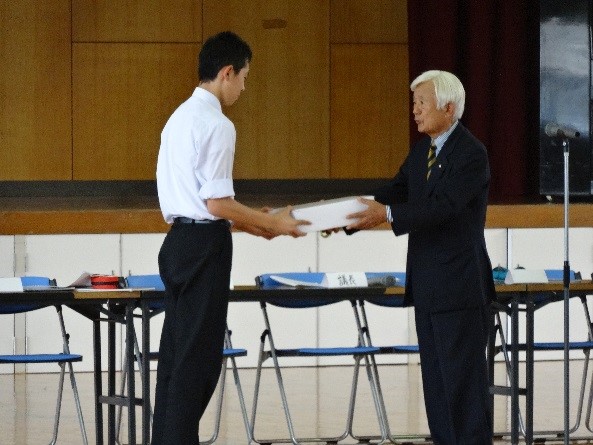 当社協会長　宮原から東脊振中学校へリストバンドの贈呈