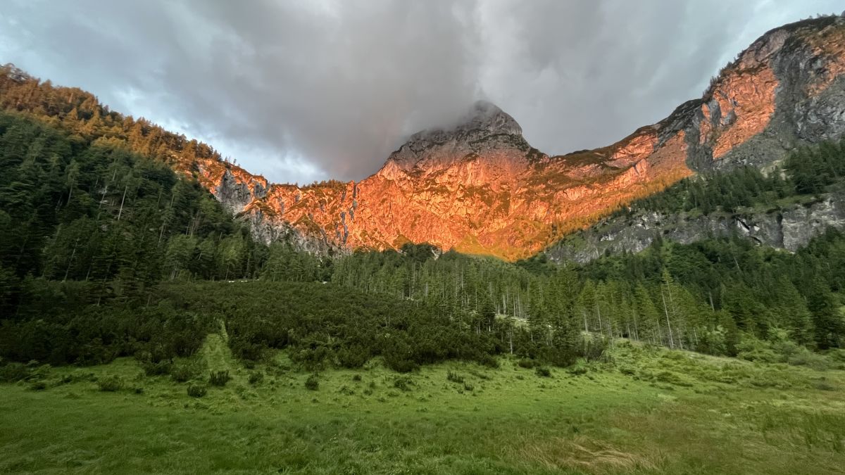 Halsgrube mit Knittelhorn (Foto: Roland Ambos)
