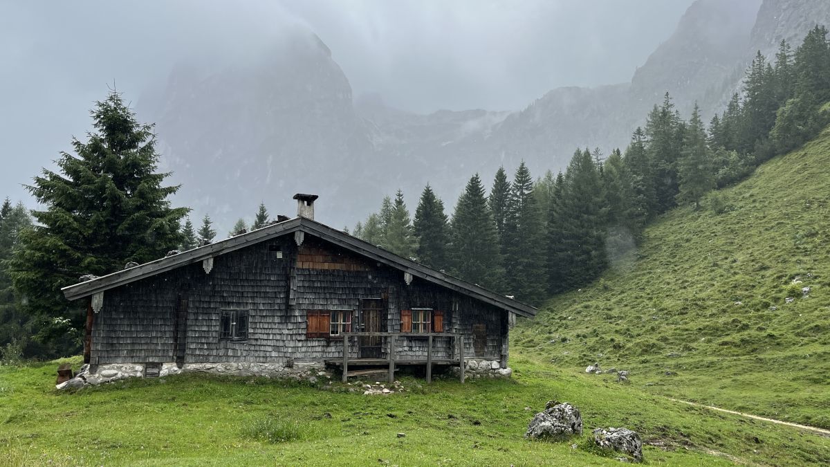 Diensthütte Halsalm (Foto: Roland Ambos)