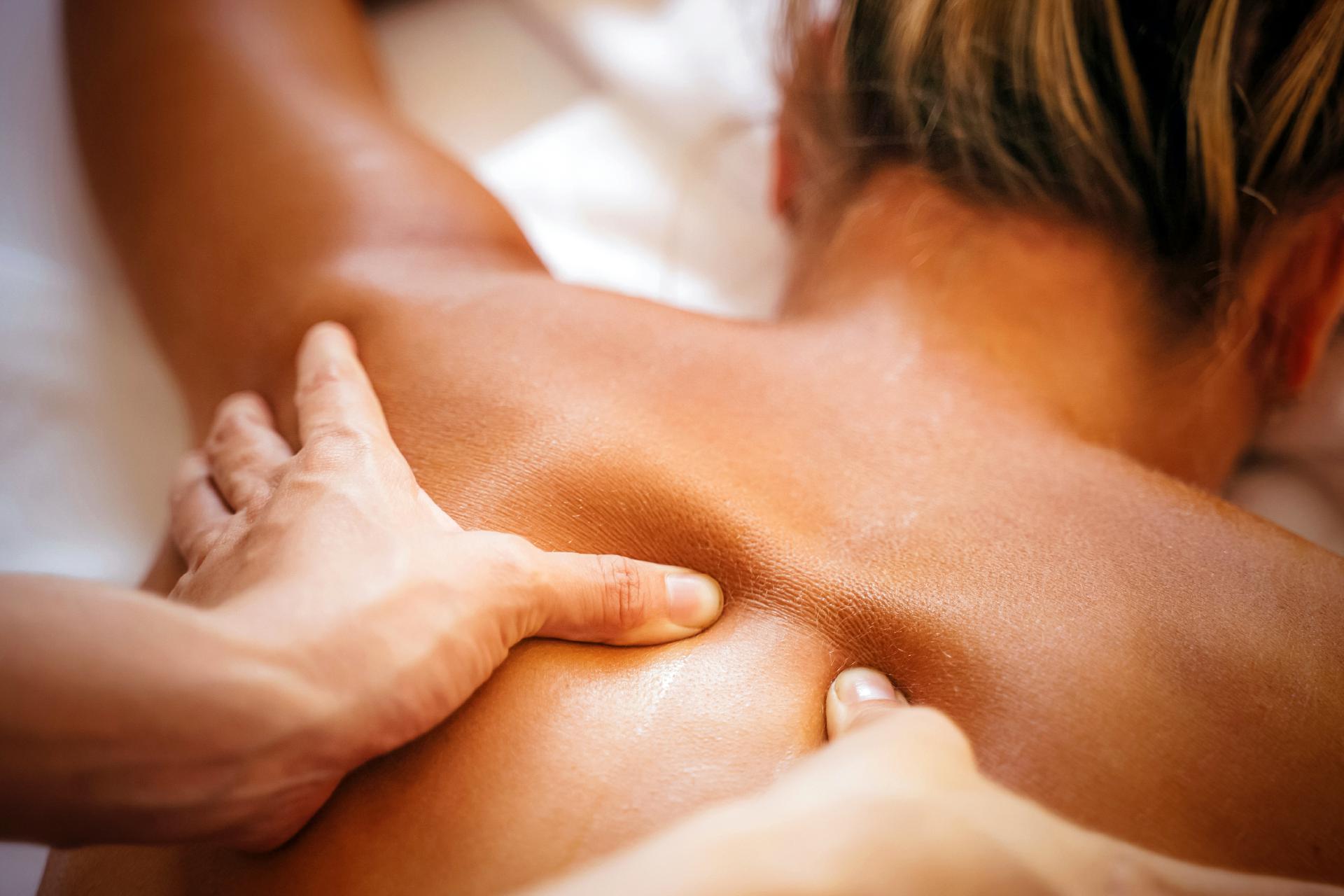 Danach kann jeder bei einer Wellness-Massage vor knisterndem Kaminfeuer abschalten: Gezielte Griffe regen den Lymphfluss an, was den Detox-Effekt unterstützt. Die Haut wird optimal durchblutet und bekommt einen zarten Glow