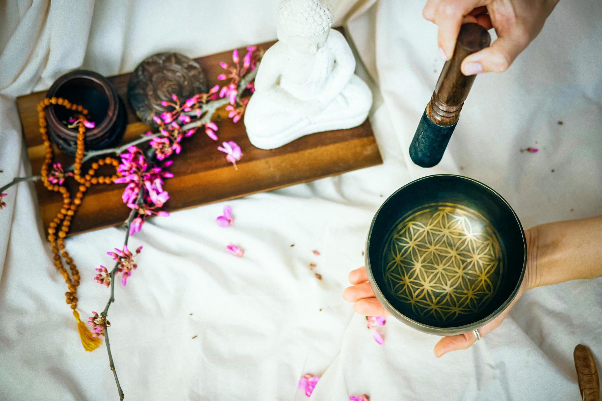 Gönne dir dreieinhalb Stunden für ein außergewöhnliches Detox-Trio: Mit Yoga, Reiki und Massage kannst du dein Energie-Level deutlich verbessern