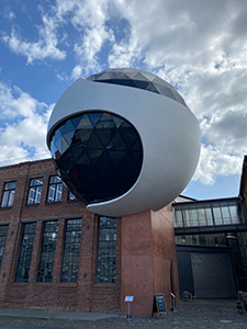 Oskar Niemeyer Kugel am Kantinengebäude auf dem Gelände der Techne Sphere