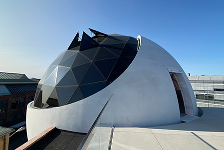 Oskar Niemeyer Kugel geöffnet auf dem Dach des Kantinengebäudes auf dem Gelände der Techne Sphere