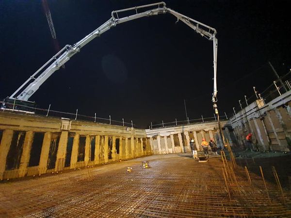 Création de radier et plancher sur 60 000 m², finition lissée à l'hélicoptère
