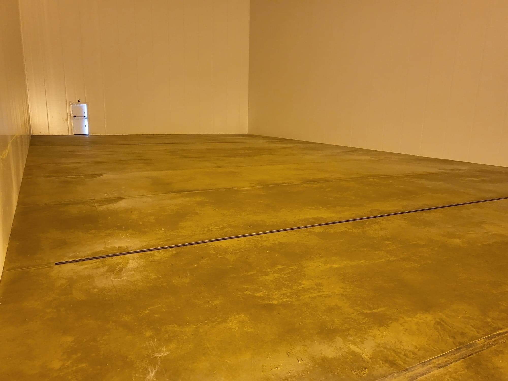 Création d'un sol pour une usine avec finition quartz jaune